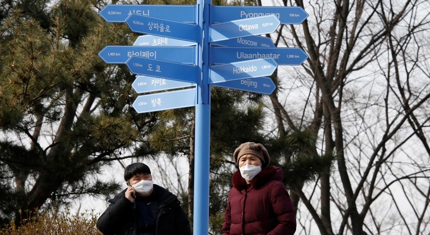 Pessoas de máscara devido à epidemia de coronavírus, junto à N Seul Tower em Seul, Coreia do Sul, a 19 de fevereiro de 2020
