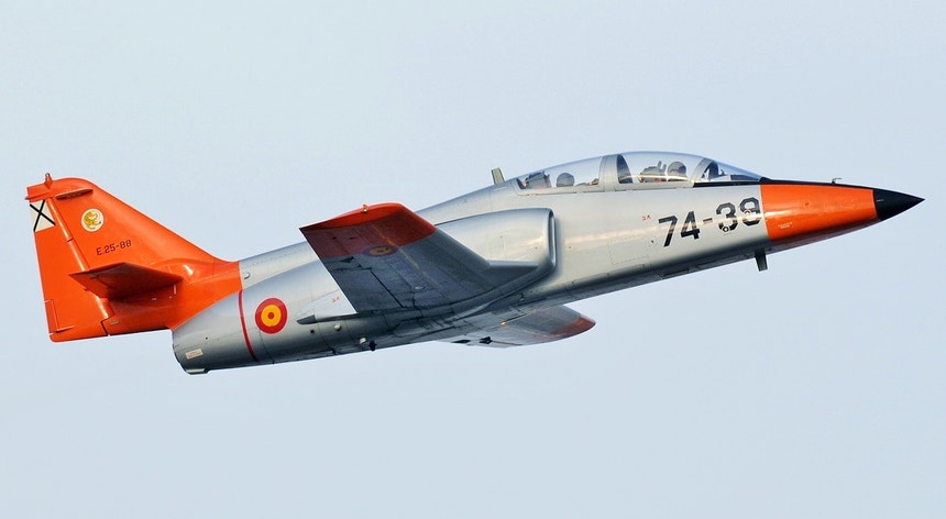 Um caça espanhol de treino C 101, em pleno voo

