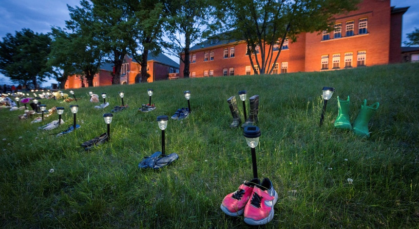 Memorial improvisado com sapatos de crianças e brinquedos junto ao antigo internato de Kamloops, onde foi encontrada recentemente uma vala comum com os restos mortais de 215 menores. 
