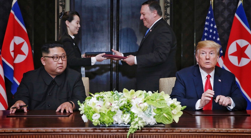 Os dois líderes prometeram trabalhar na "desnuclearização completa" da Península Coreana
