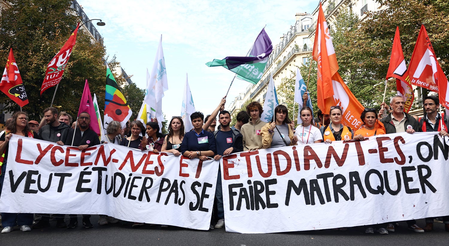 Dia nacional de protesto em França extravasa manifestações estudantis