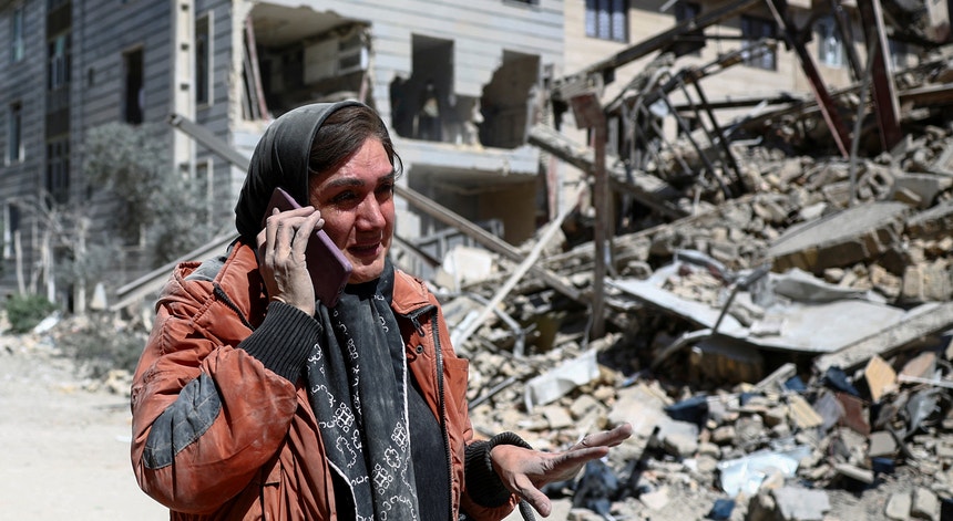 Imagem de Teerão enfrenta cortes de energia após explosões. Centro de Israel atingido por bombardeamentos