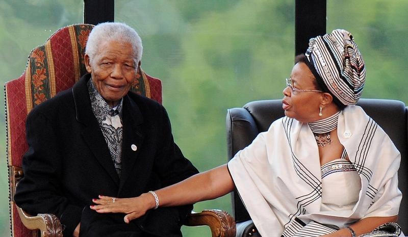  Nelson Mandela e sua mulher, Gra&ccedil;a Machel em Pret&oacute;ria, 2009. Mandela foi anteriormente casado com Evelyn Mase e Winnie Madkizela. Reuters 