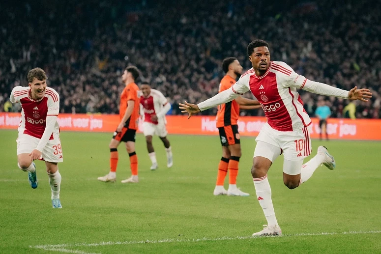 Os jogadores do Ajax festejam o golo do empate
