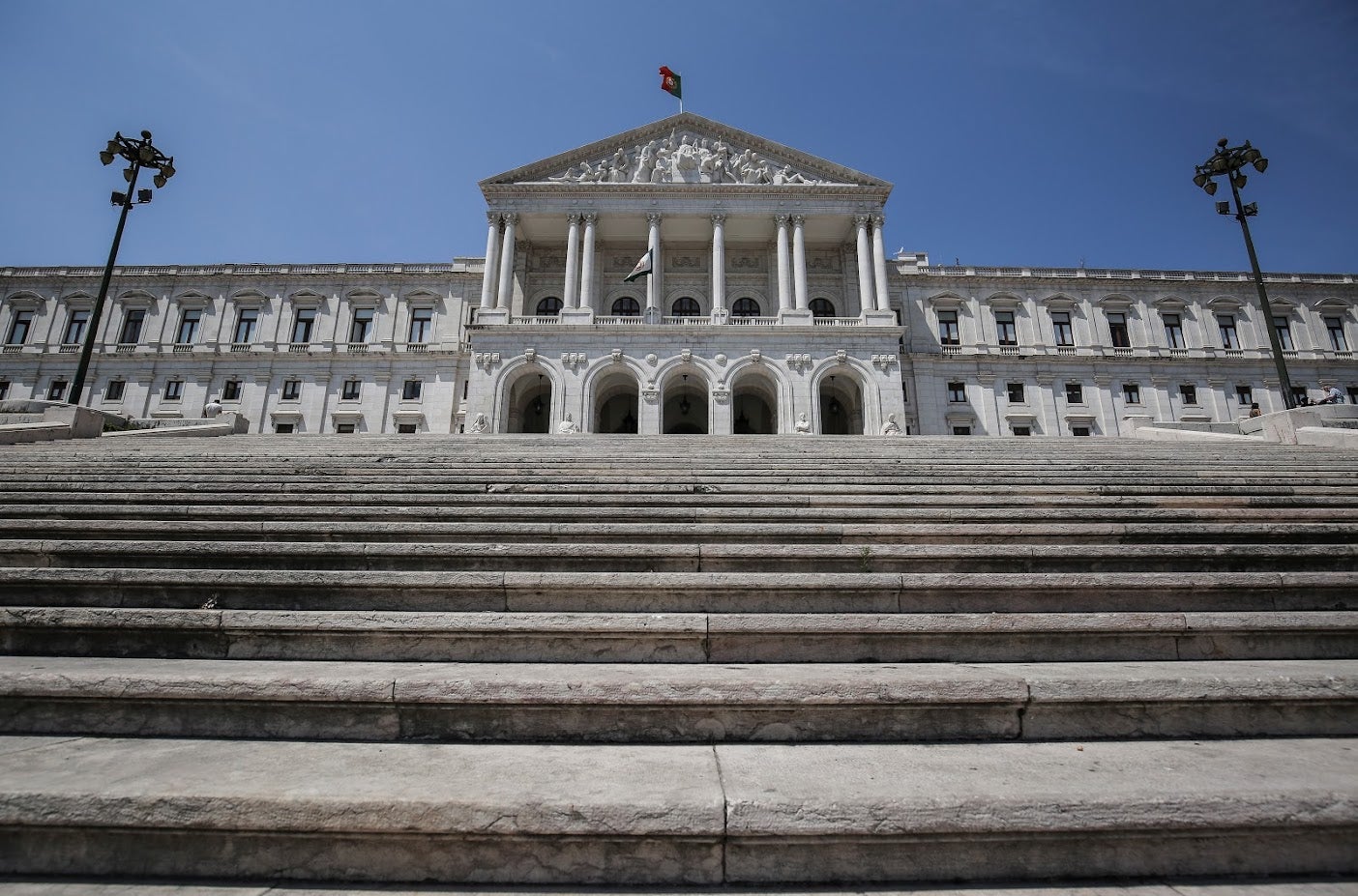 Propostas dos partidos para aliviar aumento do custo de vida vão a debate