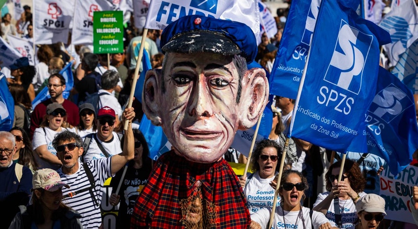 Professores saíram à rua por mais respeito pela escola pública
