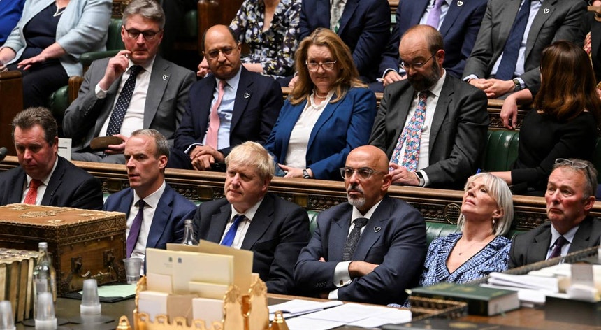 Boris Johnson resiste a pressões dos ministros e recusa demitir-se