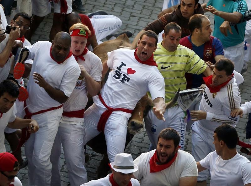  Um corredor apanhado pelo touro, no primeiro dia das largadas, 7 de Julho. Susana Vera / Reuters 