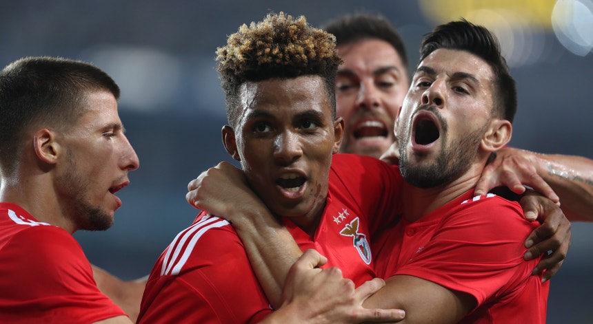 Os jogadores do Benfica festejaram o empate com sabor a vitória em Istambul
