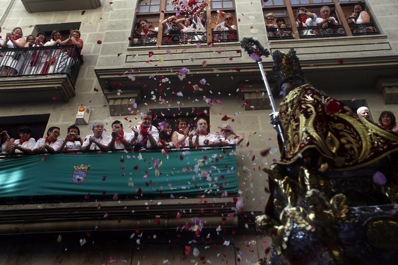  A prociss&atilde;o de S&atilde;o Firmino, o protetor dos festeiros, percorre Pamplona em 7 de Julho, dia da celebra&ccedil;&atilde;o do santo. Susana Vera / Reuters 