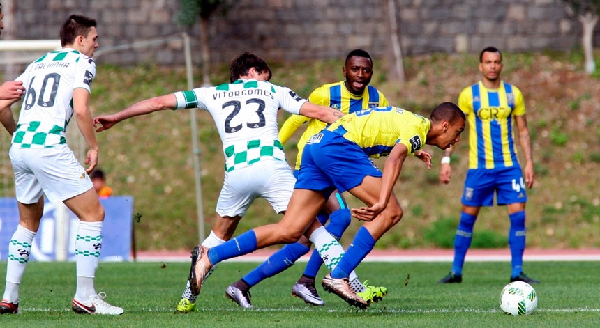 O jogador da União da Madeira Cádiz (D) disputa a bola com o jogador do Moreirense Vitos Gomes(E)
