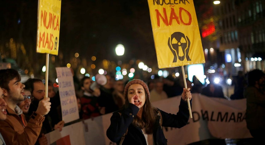 Manifestação contra o armazém de resíduos nucleares em Almaraz, frente à embaixada de Espanha, em Lisboa, a 12 de janeiro de 2017
