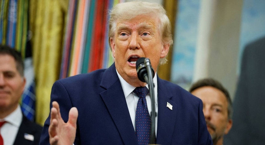 Imagem de Trump confirma que pediu à FIFA para rever o cartão vermelho de Balogun