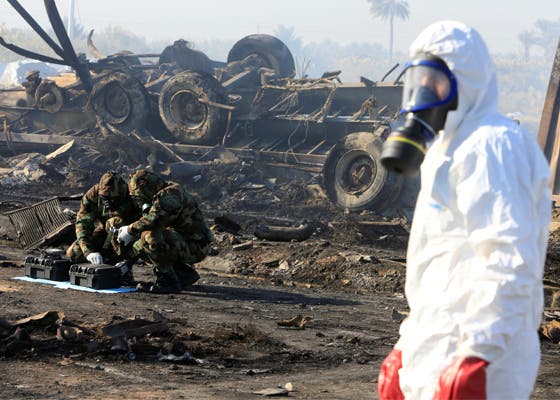 Especialistas em armas químicas investigam o local de um atentado suicida em Hilla, a sul de Bagdade, em novembro de 2016 (Alaa Al-Marjani - Reuters)
