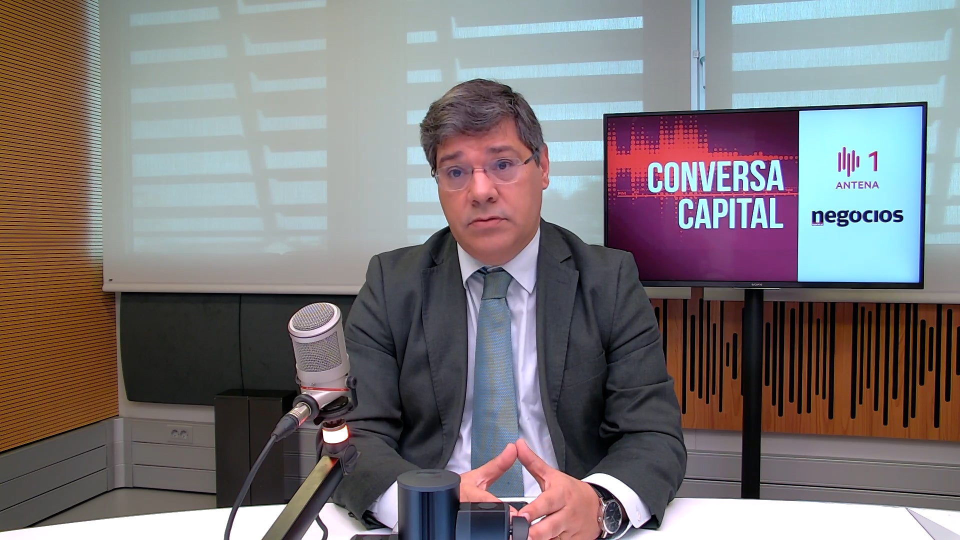 Imagem de Líder parlamentar do PS admite: 