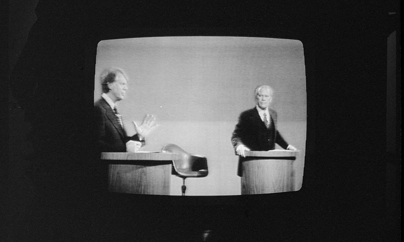  O presidente Gerald Ford e o, ainda, governador Jimmy Carter, na televis&atilde;o durante o primeiro debate para a eli&ccedil;&atilde;o presidencial. 1976 em Filad&eacute;lfia, Pensilv&acirc;nia | Biblioteca do Congresso dos EUA/Thomas J. O'Halloran via Reuters 