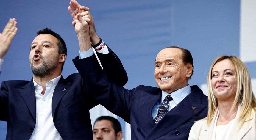 Matteo Salvini, Silvio Berlusconi e Giorgia Meloni juntos no comício que encerrou a campanha eleitoral, na sexta-feira, em Roma. 

