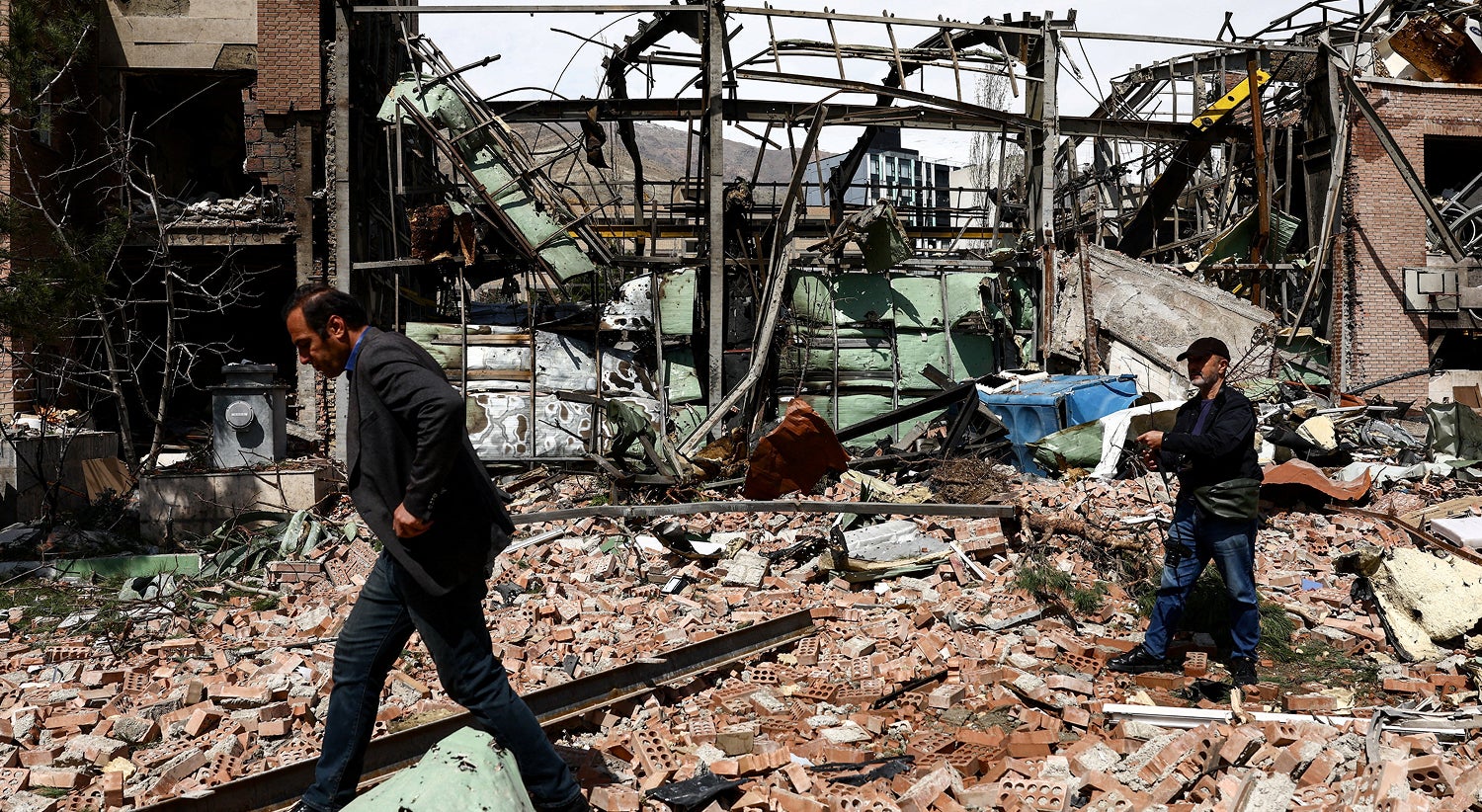 "Abram o maldito Estreito". Trump volta a amea�ar Ir�o