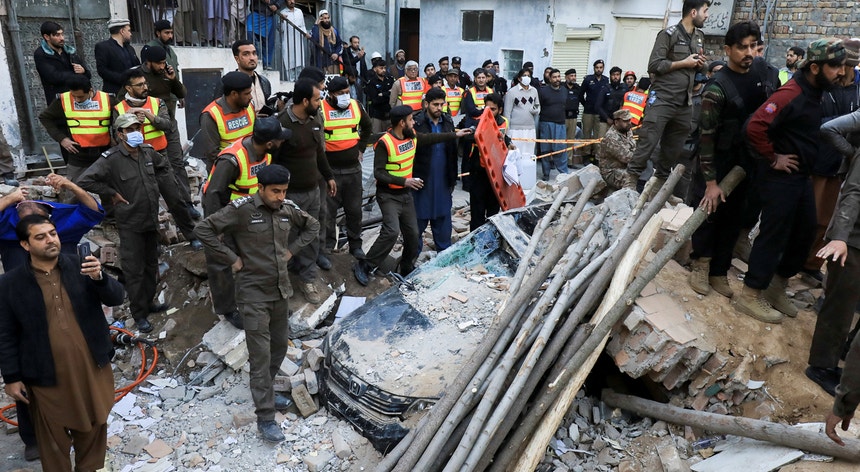O atentado em mesquita no Paquistão já fez 83 mortos
