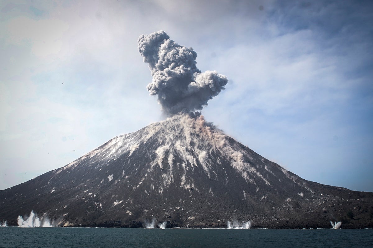 IndonÃ©sia. Anak Krakatau, o vulcÃ£o que originou o tsunami