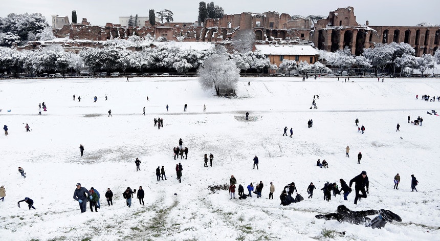 Pessoas brincam na neve junto ao Circo Máximo, em Roma, durante uma vaga tardia de frio siberiano a 26 de fevereiro de 2018.
