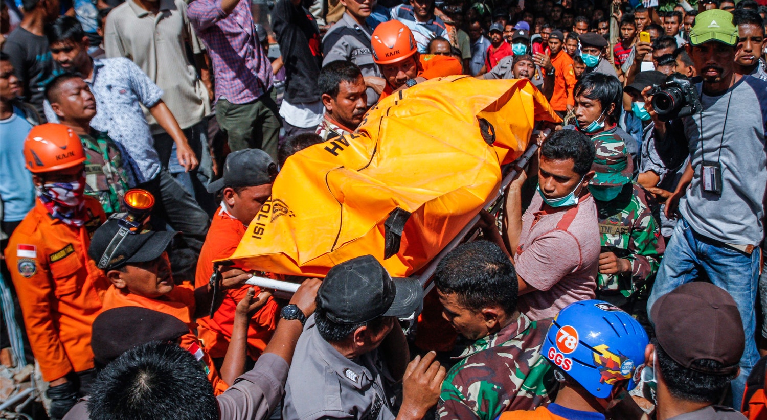  Equipas de resgate em Pidie Jaya, Indon&eacute;sia, resgatam uma v&iacute;tima dos escombros 