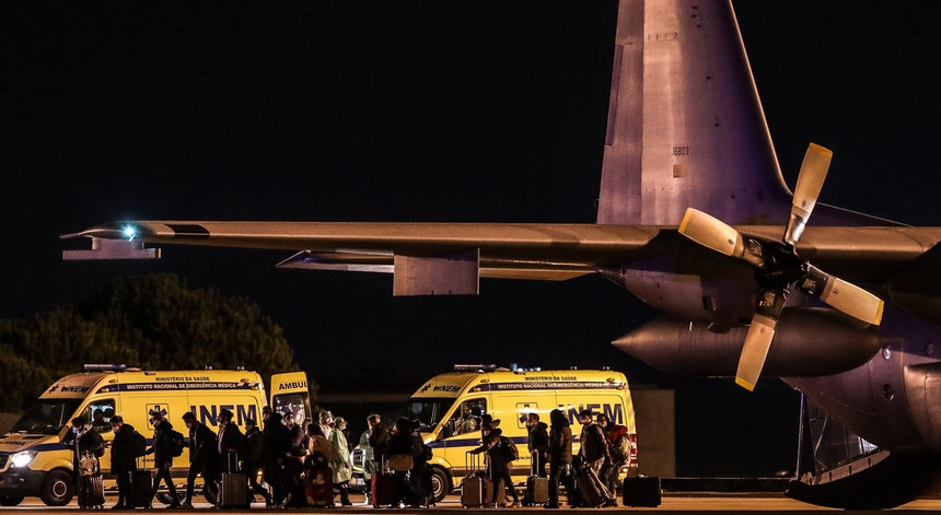O C130 que transportou os repatriados aterrou às 20h30 de domingo no aeroporto de Figo Maduro
