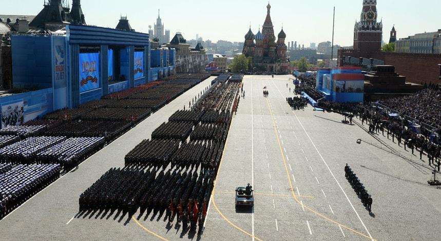 Imagem da parada militar do Dia da Vitória na Praça Vermelha, em Moscovo, a 9 de maio de 2015

