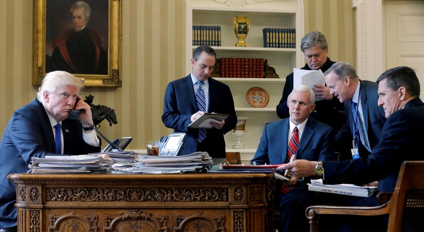 Steve Bannon (em pé, à direita na imagem) quando ainda trabalhava junto do Presidente Trump na Sala Oval da Casa Branca
