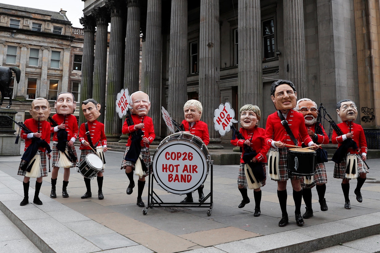  Associa&ccedil;&atilde;o de ativistas Oxfam teatralizam a Banda de Gaita de Foles, COP26 Ar Quente. A &quot;banda &eacute; constitu&iacute;da&quot; pelos lideres da  R&uacute;ssia - Presidente Vladimir Putin, It&aacute;lia -Primeiro Ministro Mario Draghi, Fran&ccedil;a - President Emmanuel Macron, EUA- President Joe Biden, Reino Unido- Primeiro Ministro Boris Johnson, Alemanha- Chancellor Angela Merkel, Canad&aacute;- Primeiro Ministro Justin Trudeau, &Iacute;ndia- Primeiro Ministro Narendra Modi e China- Presidente Xi Jinping  | Lee Smith - Reuters 