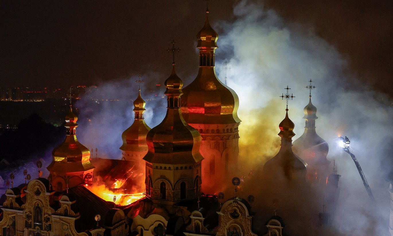 Catedral da Dormi��o. Inc�ndio atinge catedral de Kiev ap�s ataque russo