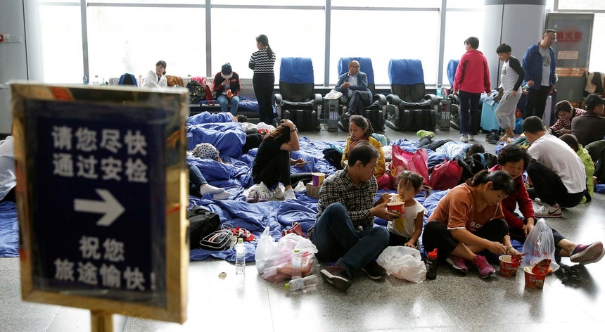 Passageiros no aeroporto da área de Sichuan atingida pelo sismo desta terça-feira
