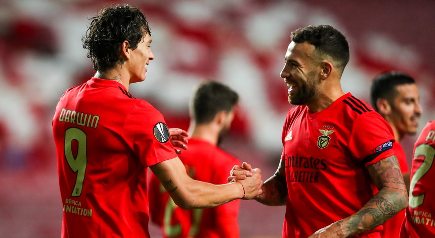Darwin Nunez e Otamendi festejam a vitória tranquila do Benfica
