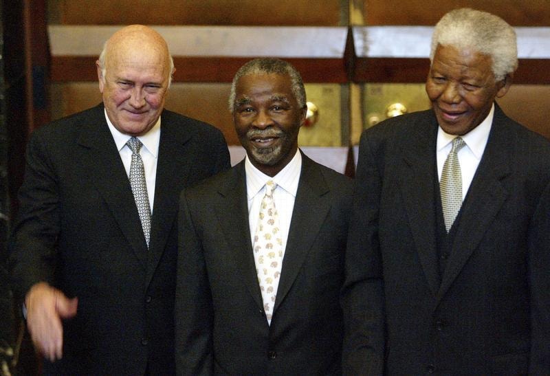  Nelson Mandela com Thabo Mbeki, seu sucessor como Presidente da &Aacute;frica do Sul e Frederik de Klerk, o seu antecessor, na reelei&ccedil;&atilde;o de Mbeki em 2004. Mike Hutchings / Reuters 