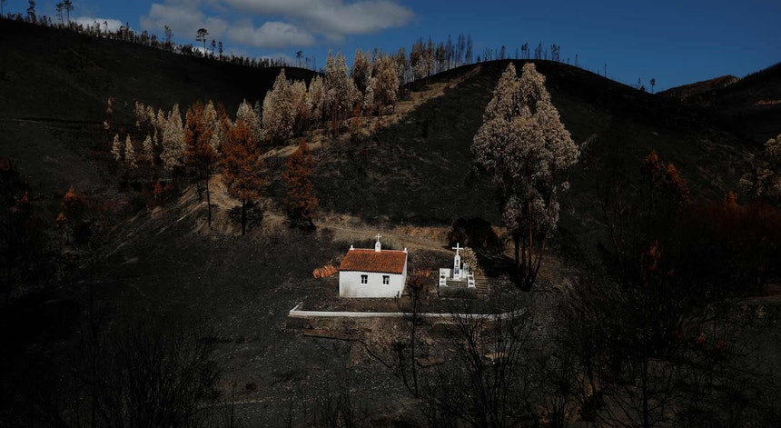 Um santuário na Serra da Lousã, rodeado de terra queimada
