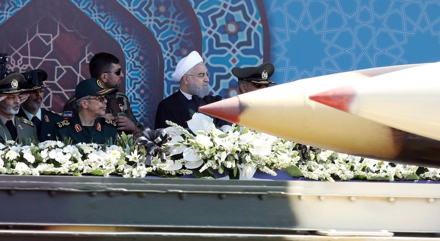 Na sexta-feira, durante um desfile militar em Teerão, o Presidente iraniano afiançou que o seu país jamais aceitará autolimitar o programa balístico
