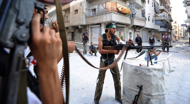 Rebeldes sírios fotografados nas ruas da cidade de Aleppo
