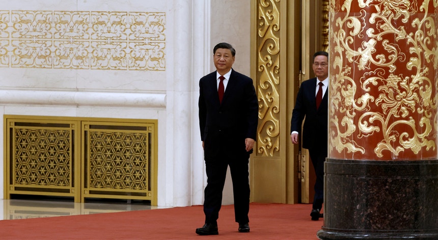 Foi no domingo que o chefe do Partido Comunista em Xangai, de 63 anos, entrou no Grande Salão do Povo, em Pequim, a seguir os passos de Xi Jinping
