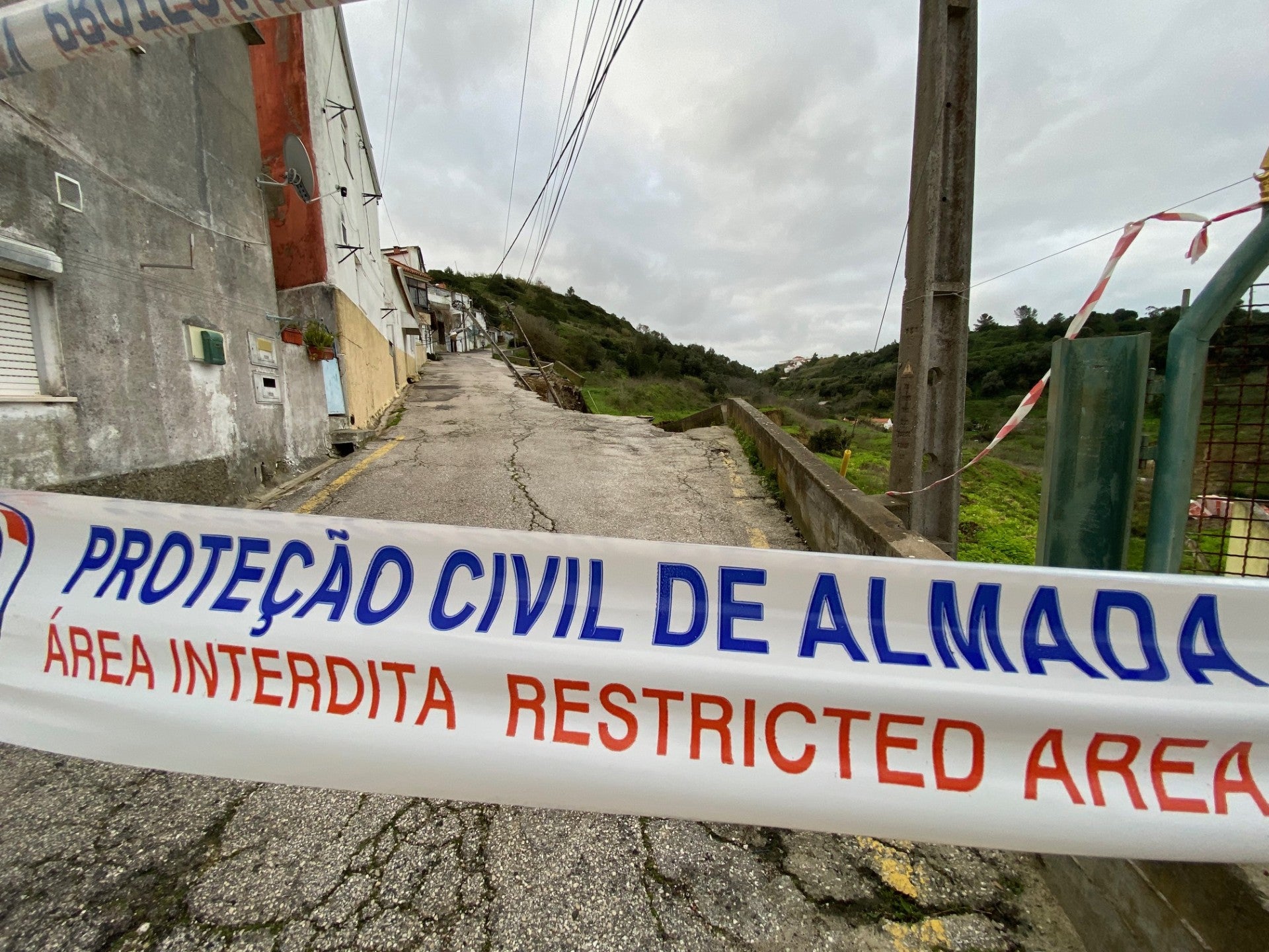 Deslizamento de terras em Almada. Tr�s casas atingidas e 20 pessoas retiradas