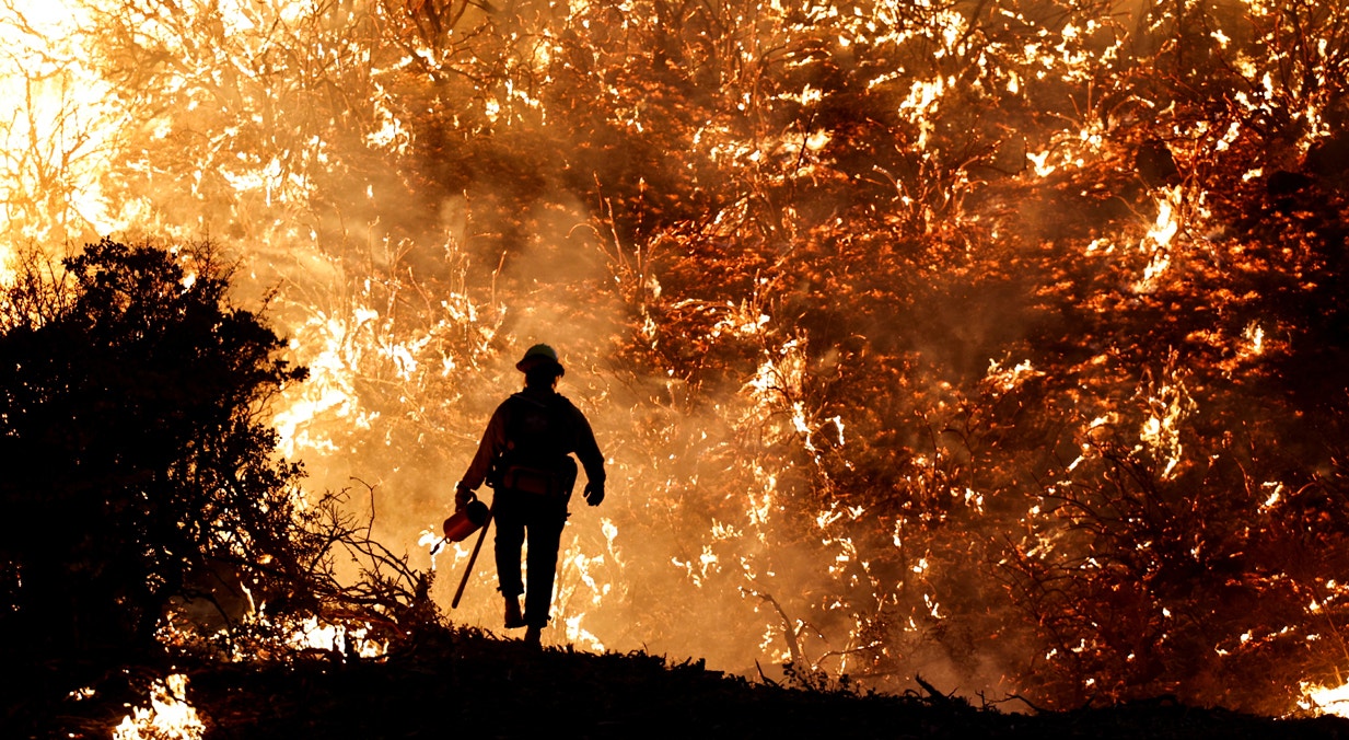  EUA. Um bombeiro no meio de um violento inc&ecirc;ndio avan&ccedil;a em Grizzly Flats, Calif&oacute;rnia | FRED GREAVES - Reuters  