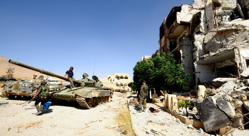 Imagem de arquivo de tropas leais ao Presidente sírio em Adra al-Omalia
