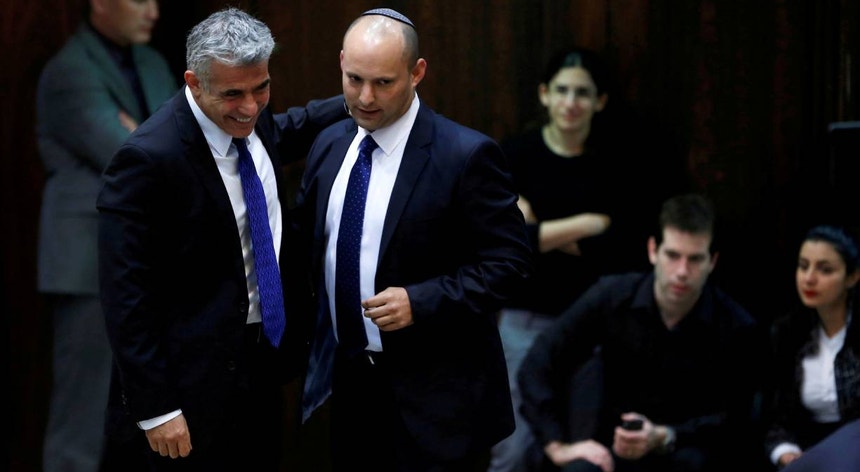 O ministro Yair Lapid (à esq. ) como o primeiro ministro Naftali Benett

