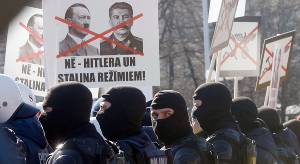 Manifestação de Março de 2013 na Letónia, contra o estalinismo e o nazismo
