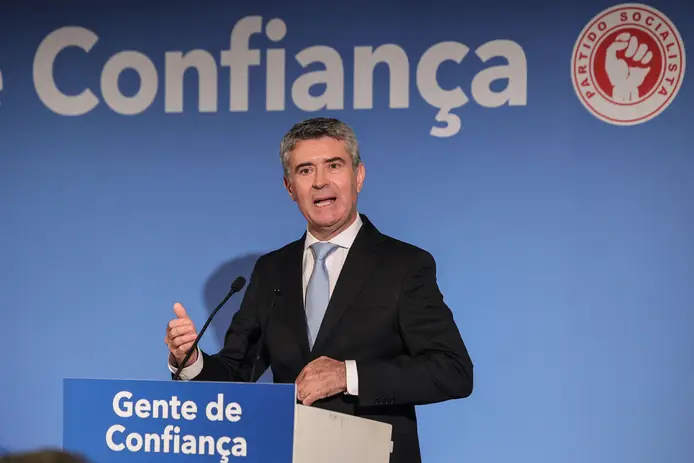 PS members begin voting today to re-elect Carneiro as secretary-general