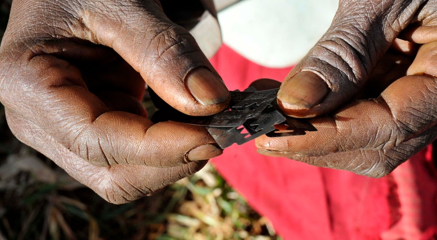 Uma mulher no Uganda mostra as lâminas usadas para executar a mutilação genital feminina
