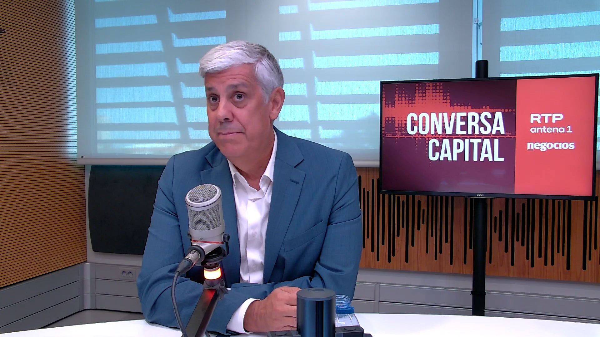 "Quando o primeiro-ministro nos mete medo, o que é que ele sabe que nós não sabemos?", questiona Mário Centeno