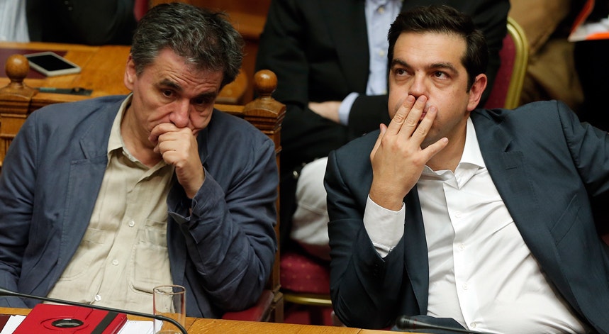 O ministro grego das Finanças, Euclid Tsakalotos, e o primeiro-ministro Alexis Tsipras durante o debate parlamentar de quarta-feira
