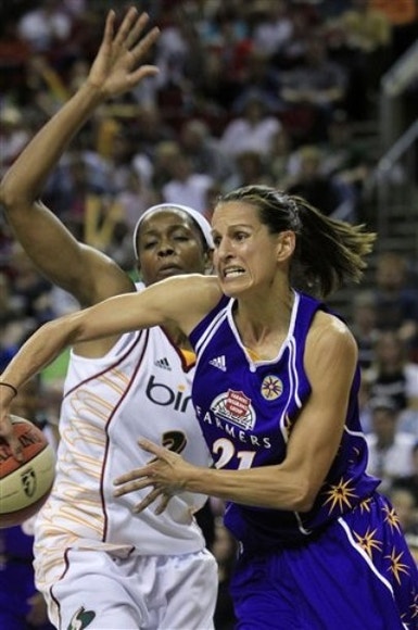 Portuguesa Ticha Penicheiro designada uma das 25 melhores de sempre dos 25  anos de história da WNBA