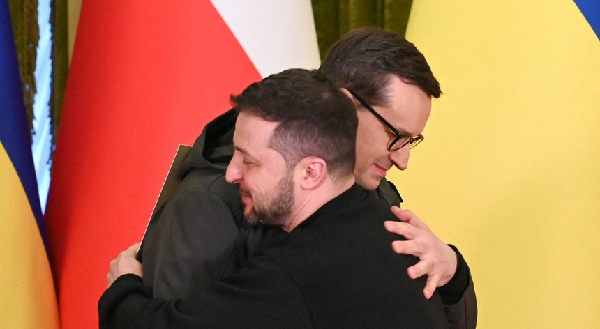 Volodymyr Zelenskiy, e o primeiro-ministro polaco, Mateusz Morawiecki, no primeiro aniversário do ataque da Rússia à Ucrânia, em Kiev, Ucrânia, a 24 de fevereiro 2023
