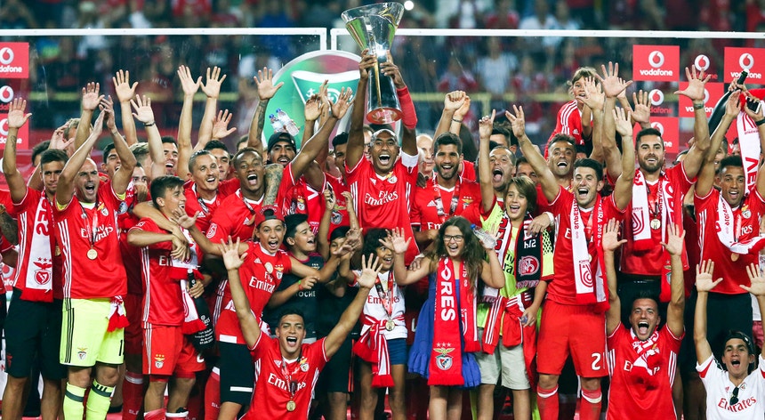 Luisão ergue o troféu no Estádio Municipal de Aveiro
